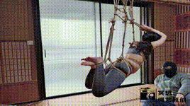 【冥想原创】女大学生的吊缚体验，AV棒+郊狼折磨，皮拍，空中转圈无力挣扎