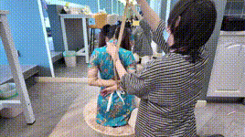 【海砂原创】五花电击踮脚惩罚兼职的双马尾萝莉服务生后再驷马烛台放置