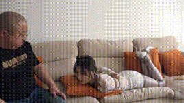 【逍遥】欠债的后果（上）美女欠了很多人的钱，被债主雇佣的打手上门绑架折磨