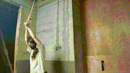 【浅行原创】乐乐到工地巡视管理还没来被一个加班的工人搭讪搭讪不成直接动手模胸捆绑吊起来慢慢把衣服扒下来….