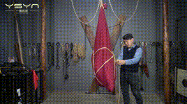 【一绳有你】悲惨的女孩走在大街上的女孩（柳嫣）遇到麻袋绑匪捂晕装进麻袋吊起来转晕封面图