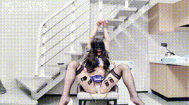 小洛栖双腿打开呈m形，双手高高吊起想挣扎却无济于事，任由前后两颗跳蛋肆虐，无助…封面图