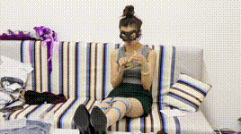 【诺米家中自缚遭劫】自缚面罩开档肉丝袜ZWZDB捂晕抚摸翻白眼手铐封面图